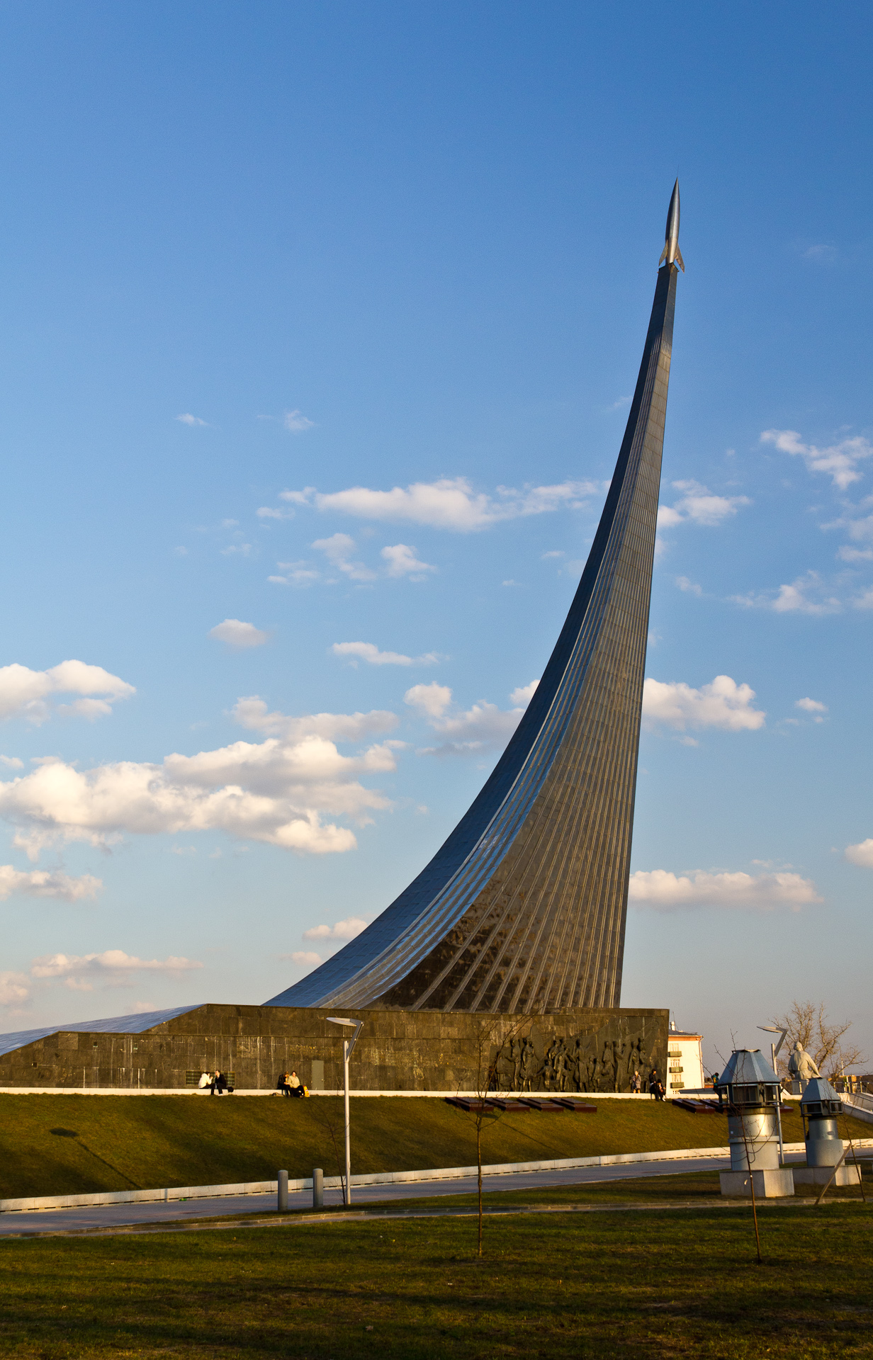 монумент покорителям космоса в москве